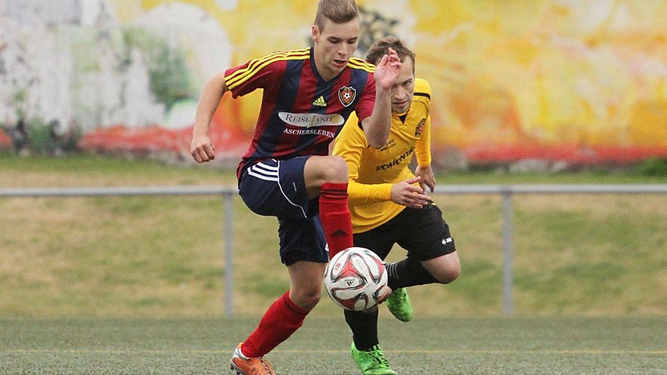 Aschersleben (in rot-blau) bleibt auch in der kommenden Saison in der Landesliga am Ball   F: Rinke