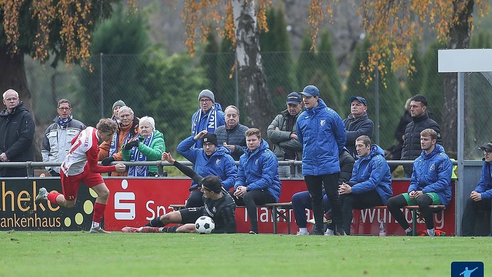 Coach Tim Herterich (6. von rechts) setzt in seiner Arbeit auf Stabilität, Intensität und Teamzusammenhalt.