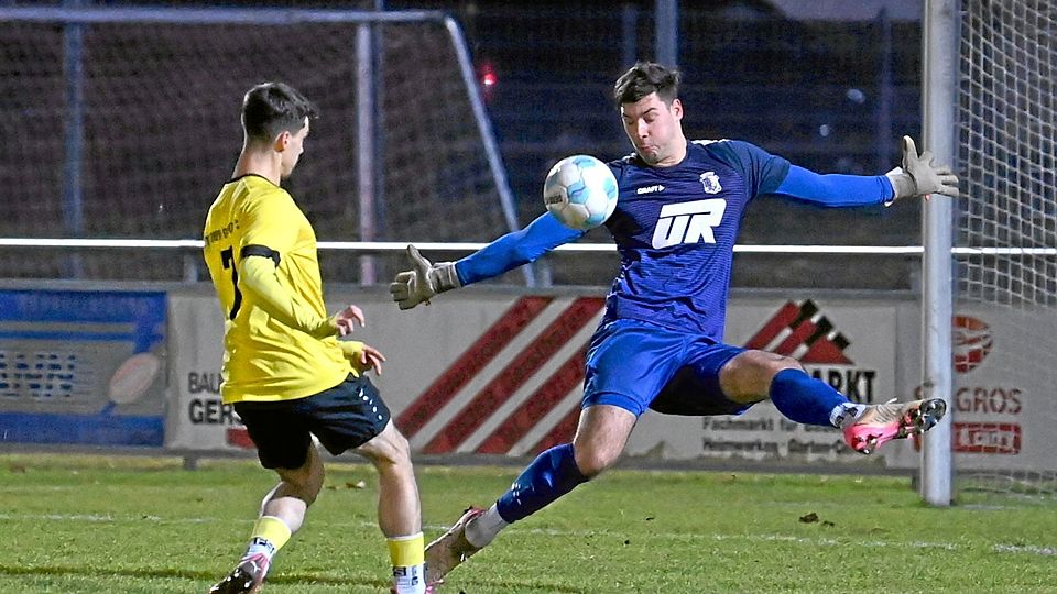 Spektakulär wirft sich der Wertinger Keeper Lucas Müller entgegen, trotzdem überwand ihn der Gersthofer Jermaine Meilinger beim 6:2-Sieg zwei Mal.