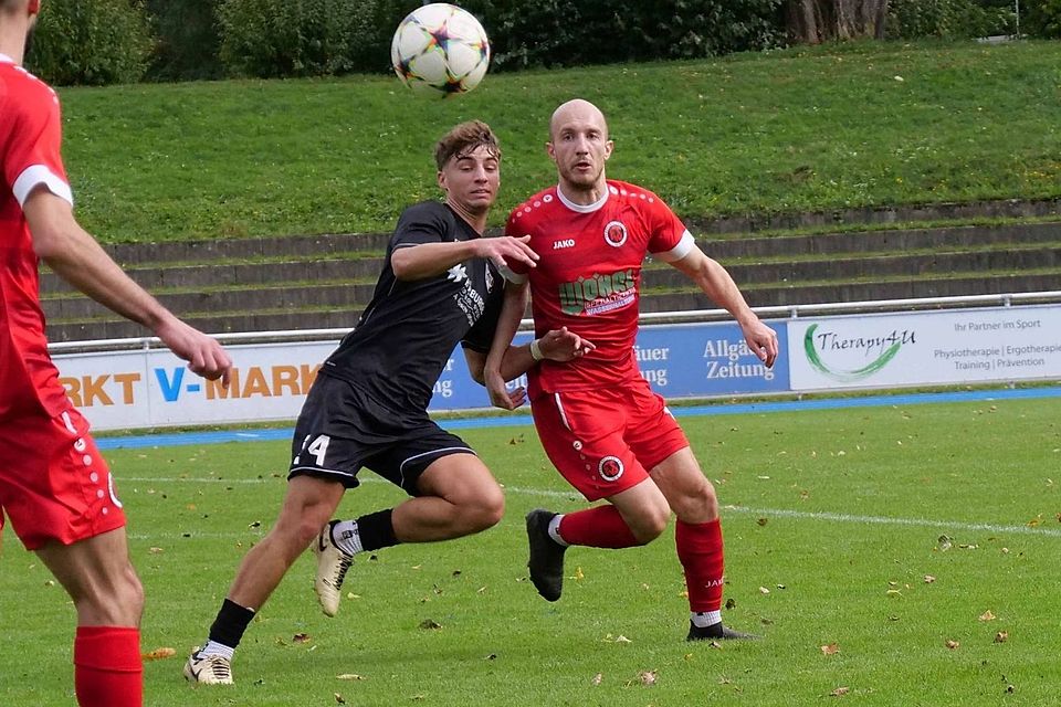 Ahmed Mekhimar (links) setzte sich mit dem FC Kempten im heimspiel gegen Pfaffenhofen durch.