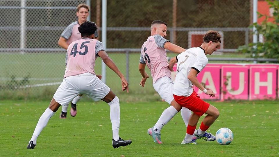 Starke Leistung: RW Darmstadt (rechts Lauris Schneider-Sanchez) verlangte dem SV Hummetroth (Mitte Nikola Mladenovic) im Finale des Merck-Pokals alles ab, musste sich dem Fußball-Hessenligisten aber letztlich mit 2:3 geschlagen geben.	Foto: Peter Henrich