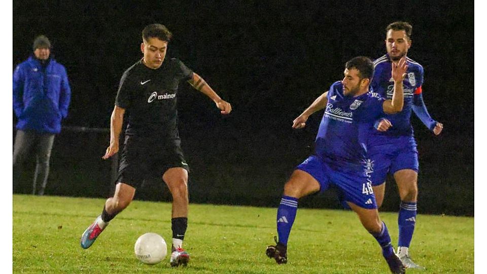 Tim Illner kontrolliert den Ball gegen den Lengfelder Yannick Diehl (links). Illner ist mit zwei Toren der Matchwinner für die SG Bad König/Zell.	Foto: Guido Schiek