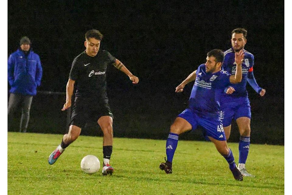 Tim Illner kontrolliert den Ball gegen den Lengfelder Yannick Diehl (links). Illner ist mit zwei Toren der Matchwinner für die SG Bad König/Zell. Foto: Guido Schiek Tim Illner kontrolliert den Ball gegen den Lengfelder Yannick Diehl (links). Illner ist mit zwei Toren der Matchwinner für die SG Bad König/Zell. Foto: Guido Schiek