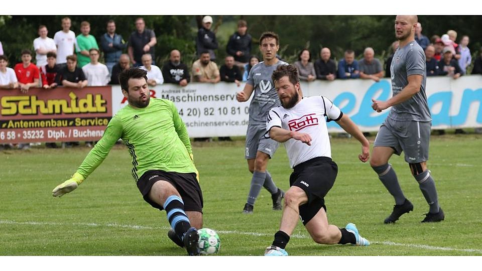 Das Hinspiel verloren der FC Angelburg und Torwart Faik Burgucu (li.) gegen den FSV Buchenau und Alexander Becker mit 1:3. Im Rückspiel in Gönnern steigt nun an diesem Mittwochabend. © Jens Schmidt