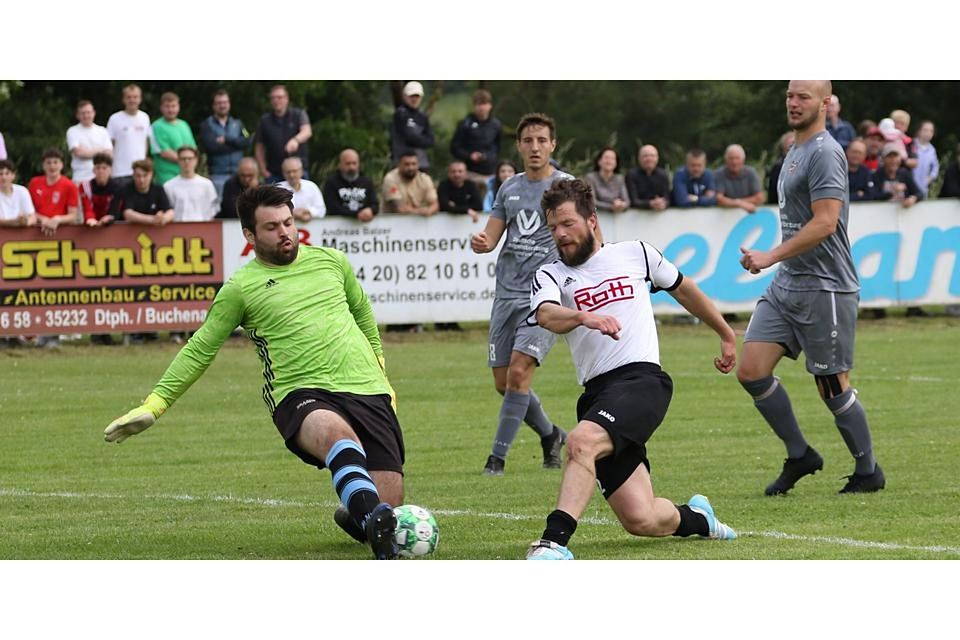Das Hinspiel verloren der FC Angelburg und Torwart Faik Burgucu (li.) gegen den FSV Buchenau und Alexander Becker mit 1:3. Im Rückspiel in Gönnern steigt nun an diesem Mittwochabend. © Jens Schmidt