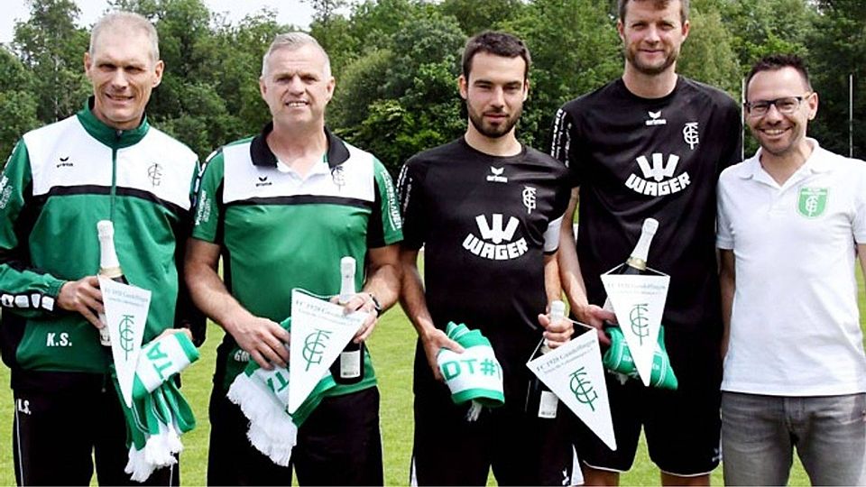 Der geschäftsführende Abteilungsleiter Christian Renner (rechts) verabschiedete vor dem Heimspiel gegen den TSV Nördlingen (von links) Trainer Karlheinz Schabel, Torwartcoach Guido Martin, Bernd Scheu und Co-Trainer Thomas Schwer.   F.: Walter Brugger