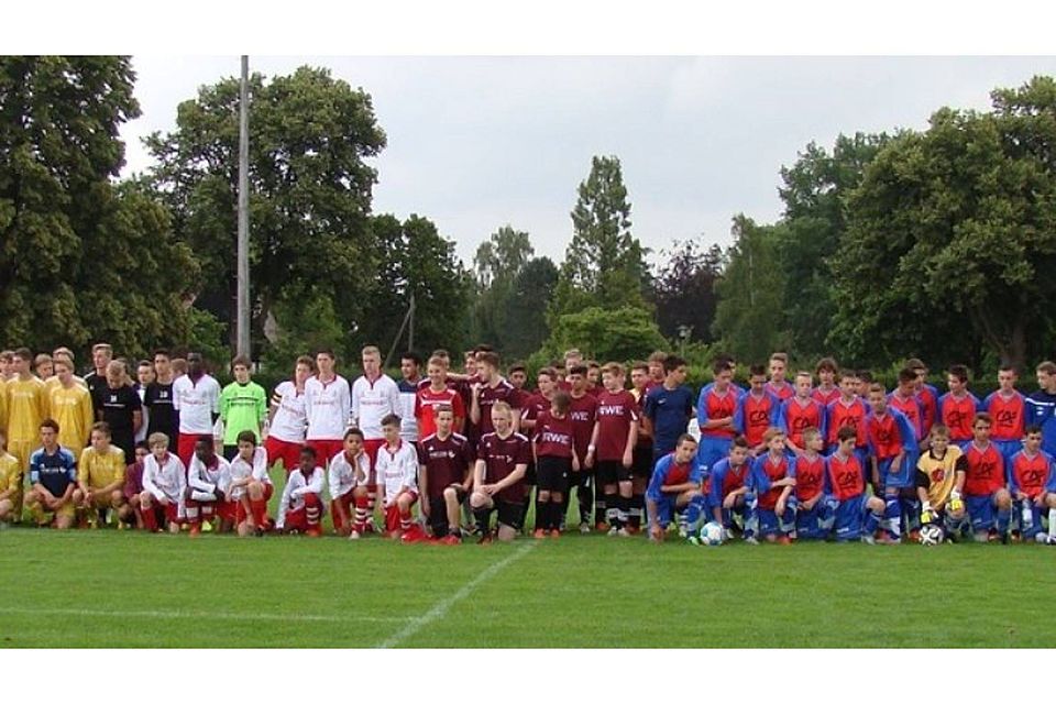 In Reih und Glied: Ein Teil der jungen Teilnehmer des Drei-Länder-Turniers des SC Melle. Foto: SCM