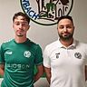 Sportchef Erdal Izmire (rechts) heißt Nimelio Kapaj in Gebenbach willkommen.