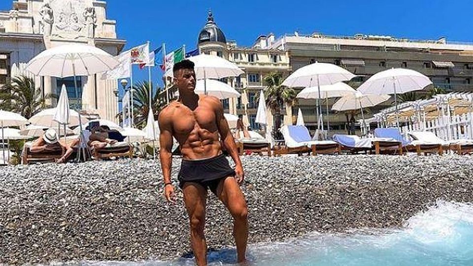 Ex-Bayern-Talent Flavius Daniliuc stellt seinen Muskelkörper am Strand zur Schau.