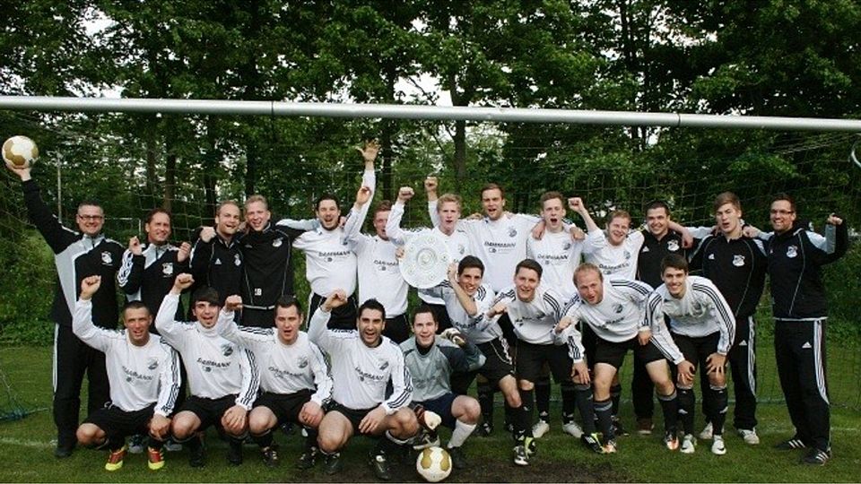 Die Saison 2011/2012 wurde beherrscht von den VSV Hedendorf/Neukloster II. In 30 Partien holte die Elf von Trainer Frank Laskowski sagenhafte 82 von 90 möglichen Punkten und wurde verdient Meister der 1. Kreisklasse und stieg in die Kreisliga auf. Seitdem hält sich das Team dort und beendete die vergangene Spielzeit als Tabellenfünfter. (Foto: Brunsch)