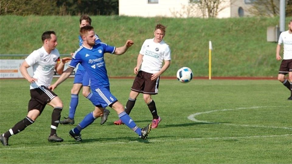 Daniel Dollmann (in blau) wechselt zum TSV Bad Abbach. Foto: Rutrecht/Archiv