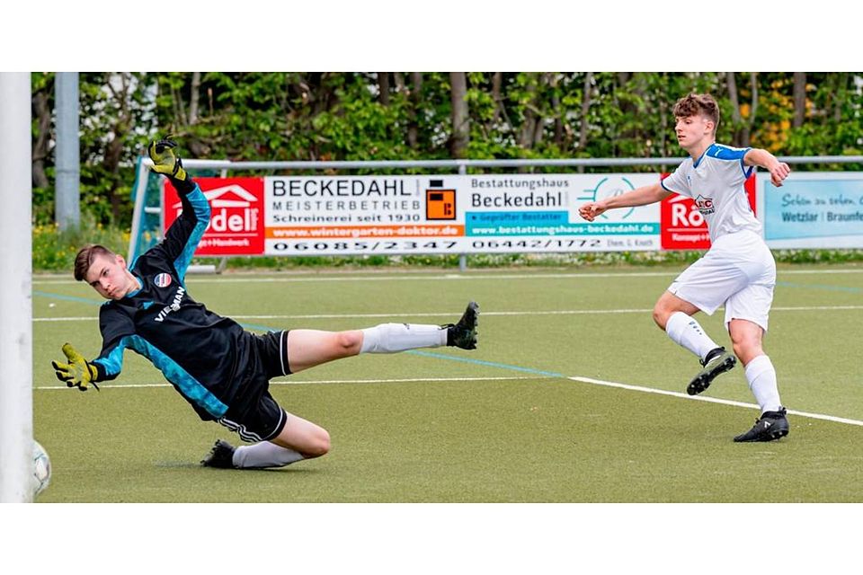 Der Nachschuss beim Elfmeter sitzt: Luca Troncone (r.) vom FC Burgsolms überwindet Ederberglands Torhüter Niklas Laukel zum 1:0. Foto: Jenniver Röczey 