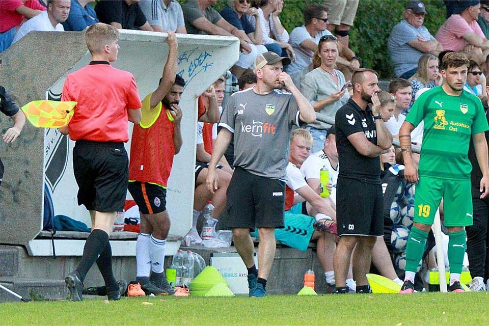 Mark Hungerecker (mitte, Trainer Heikendorfer SV) muss wohl bis zur nächsten Saison auf den ersten Dreier gegen den Wiker SV warten. 
