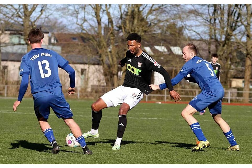 Stephan Wendt (mitte, MTV Dänischenhagen, Szene aus dem Rückspiel im Vorjahr) ist Matchwinner für den MTV Dänischenhagen. Stephan Wendt (mitte, MTV Dänischenhagen, Szene aus dem Rückspiel im Vorjahr) ist Matchwinner für den MTV Dänischenhagen.