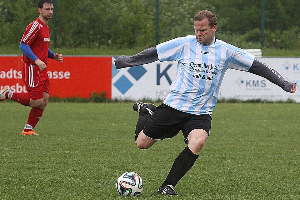 Ex-Profi Alexander Dürr (am Ball) soll künftig für den SV Gablingen Maß nehmen.  Foto: Reini Rummel