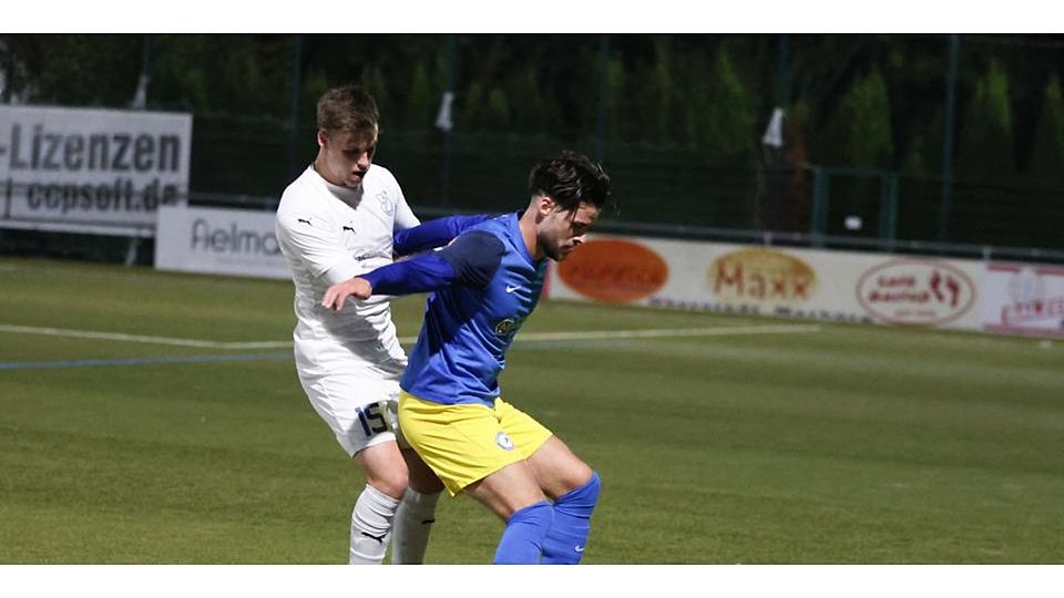Niko Gehrmann (r.) und die SF/BG Marburg verlieren in der Fußball-Verbandsliga beim FC Ederbergland. © Jens Schmidt