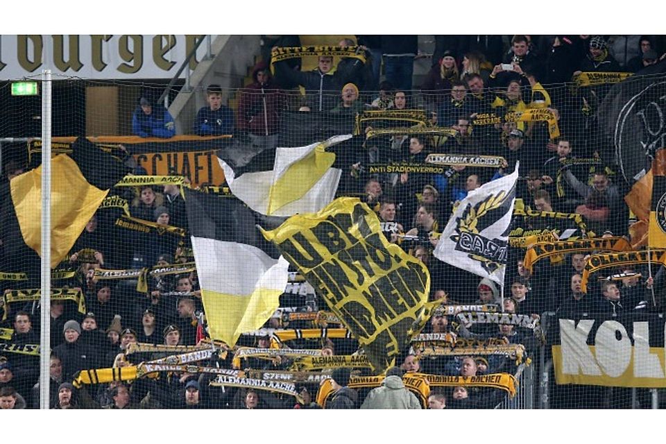 Die Fans von Alemannia Aachen müssen nach dem Absturz aus der Bundes- in die Regionalliga nun den weiteren Niedergang ihres Klubs befürchten. Foto: René Traut
