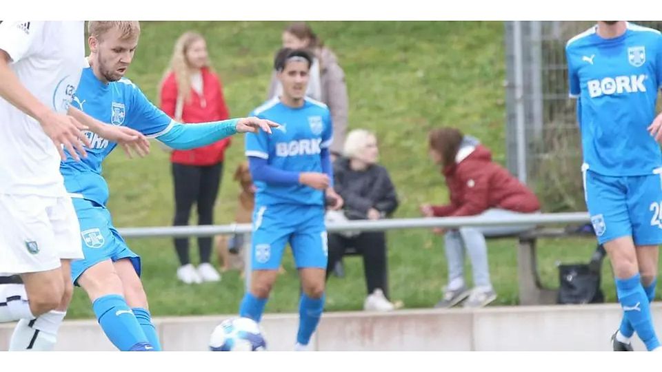 Die Spieler des FC Cleeberg um Patrick Löw (am Ball) verlieren in der Fußball-Gruppenliga bei der SG Obbornhofen/Bellersheim mit 1:2. © Steffen Bär