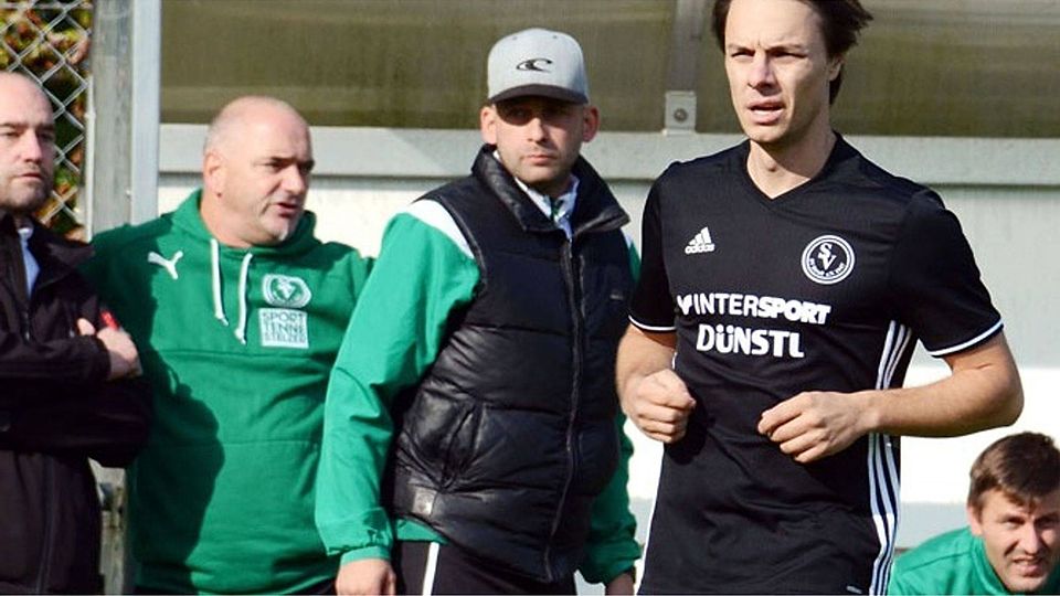 Am Saisonende ist Schluss: Sowohl Trainer Benjamin Libal (Mitte) als auch Markus Schiele (rechts), der zum TSV Burgheim wechselt, stehen dem SV Straß in der neuen Spielzeit nicht mehr zur Verfügung. 	F.: Xaver Habermeier