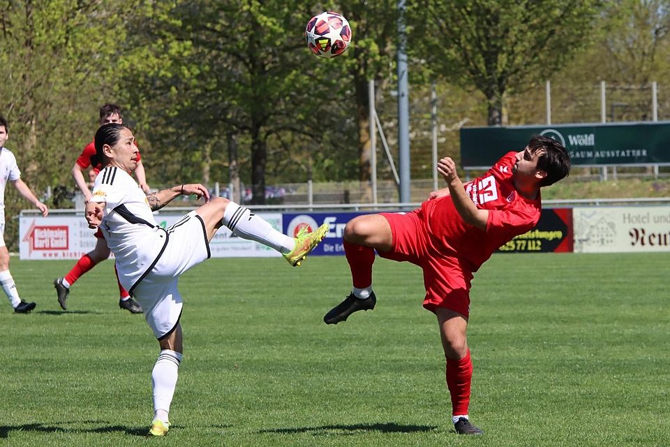 Instabile Seitenlage: In dieser Szene lautete die Devise „Hoch das Bein“. Am Ende schlichen die Hallberger um Fabian Diranko (r.) mit gesenkten Köpfen vom Platz.