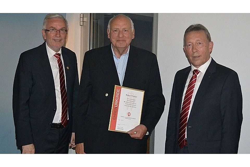 Ein Jubilar im Mittelpunkt: Die Kreisschiedsrichterausschuss-Vorsitzenden Hans-Josef Huschen (l.) und Erich Drotleff ehrten RainerWaltert für 60 Jahre Dienst an der Pfeife.