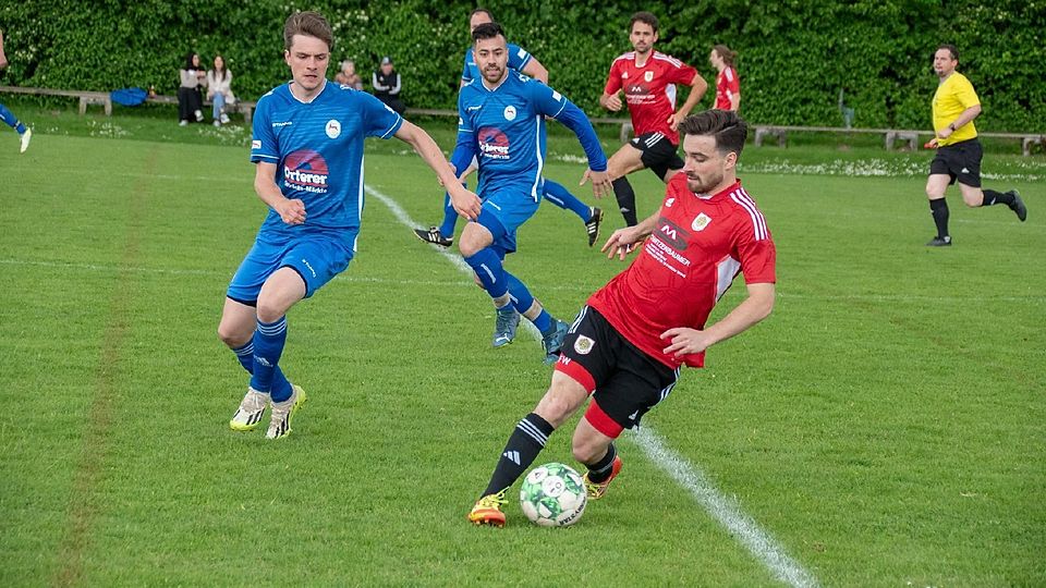 Einen Derbysieg zum Saisonabschluss feierte die DJK Darching (rot) gegen den FC Rottach-Egern.
