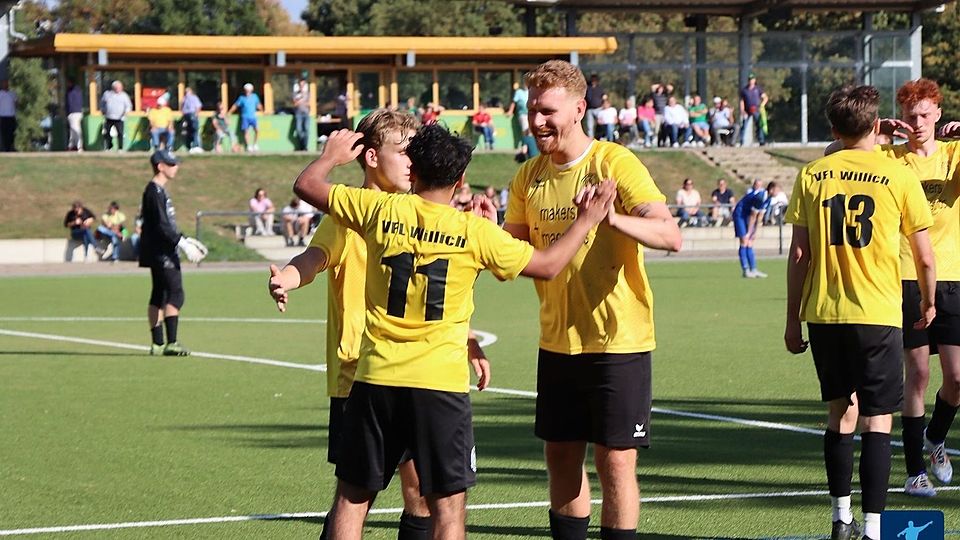 Der VfL Willich bejubelt einen 2:0-Heimerfolg über Verfolger SC Waldniel. 