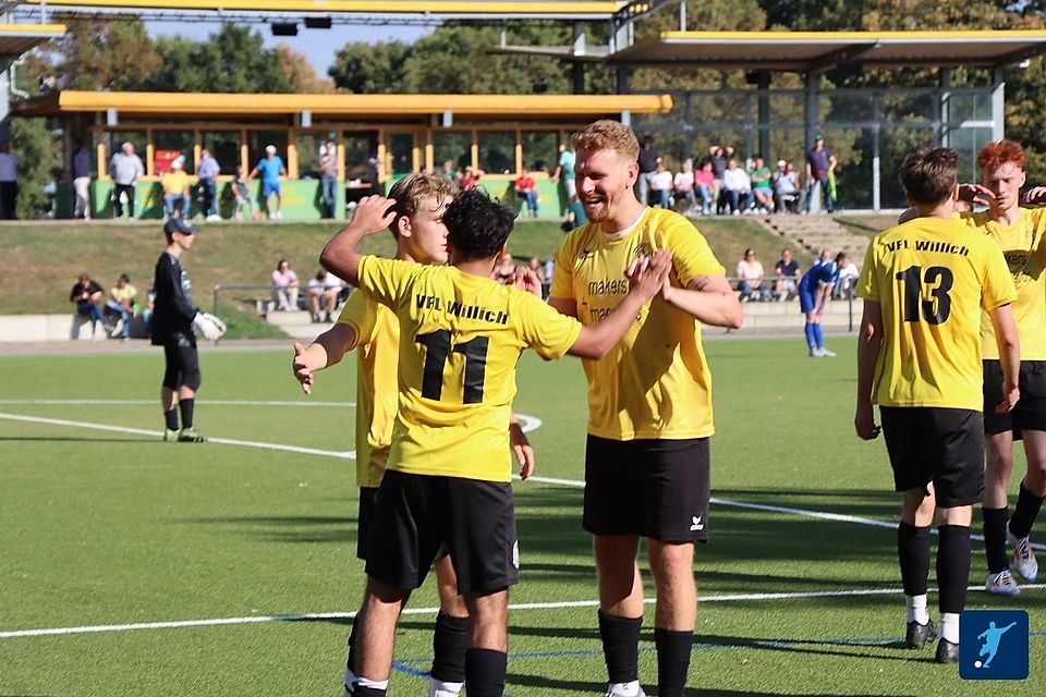 Der VfL Willich bejubelt einen 2:0-Heimerfolg über Verfolger SC Waldniel. 