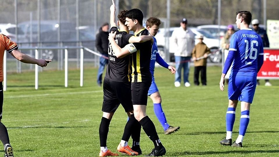 Schwarzgelber Torjubel: Der ASV Burglengenfeld legte in Teisbach den nächsten Dreier nach.