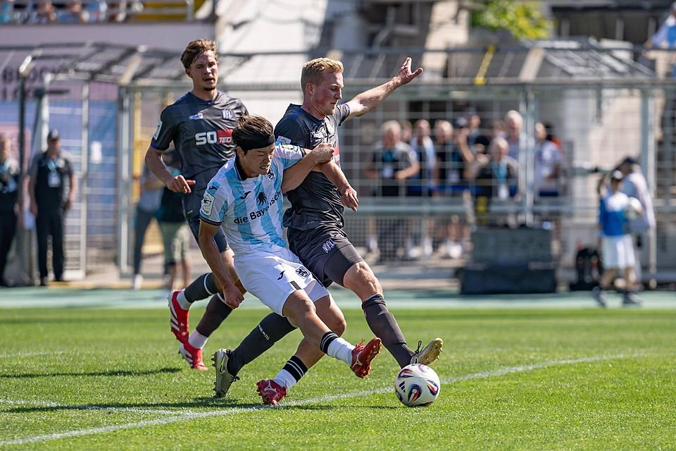 Hat es nicht nur in dieser Szene schwer: Soichiro Kozuki (li.). Bleibt der Japaner in Giesing?