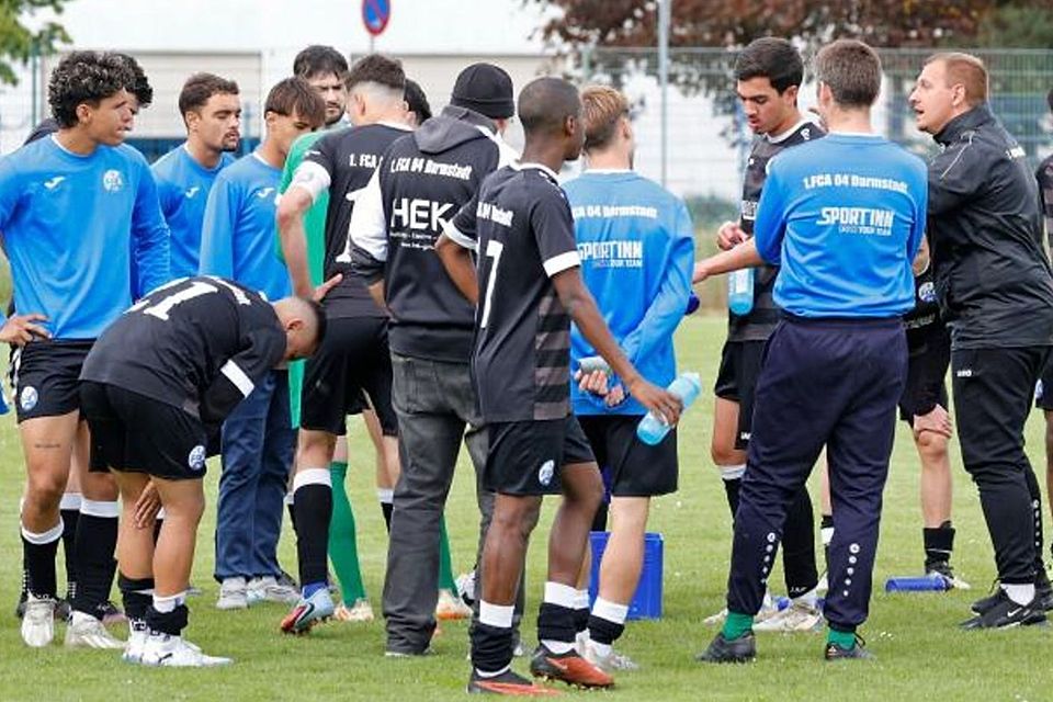 Abgestiegen: Der FCA Darmstadt (hier eine Szene aus dem Finale im Kreispokal) muss die Fußball-Verbandsliga nach drei Jahren wieder verlassen.	Foto: Peter Henrich