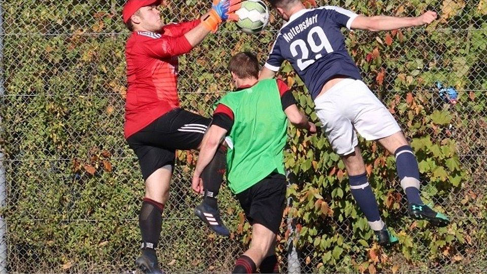 FC-Schlussmann Torsten Pape klärte im letzten Moment gegen Niklas Uther (Nr. 29). Jens Klein sah dabei zu.