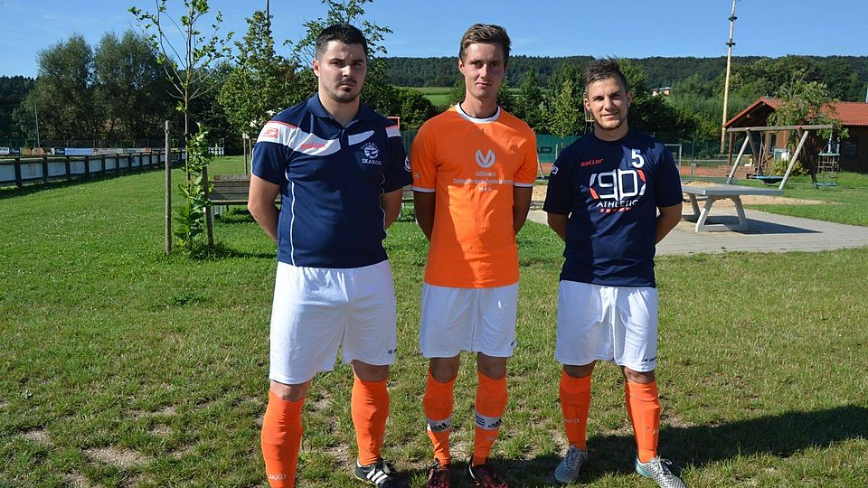 Das Beste rausholen für den FCS will der neue Trainer Daniel Hausner (Links), unter­stützt durch Neuzugang Mario Ehrnsperger (Mitte). (Foto: Helmut Fügl)