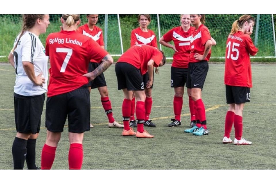 Enttäuscht: Die Fußballfrauen der SpVgg Lindau (rotes Trikots) müssen in die Relegation. Foto: Florian Wolf