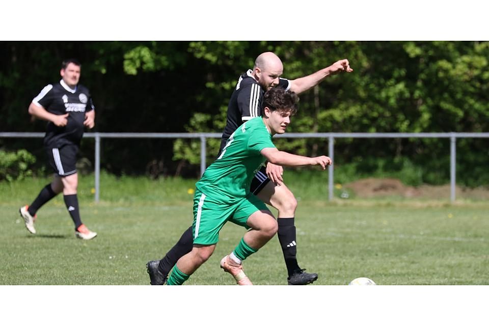 Ein enges Duell bis zum Schluss liefern sich der Tuspo Breidensten (Wladislaw Tschernucha vorne) und Tim Kochs Endbacher. © Jens Schmidt