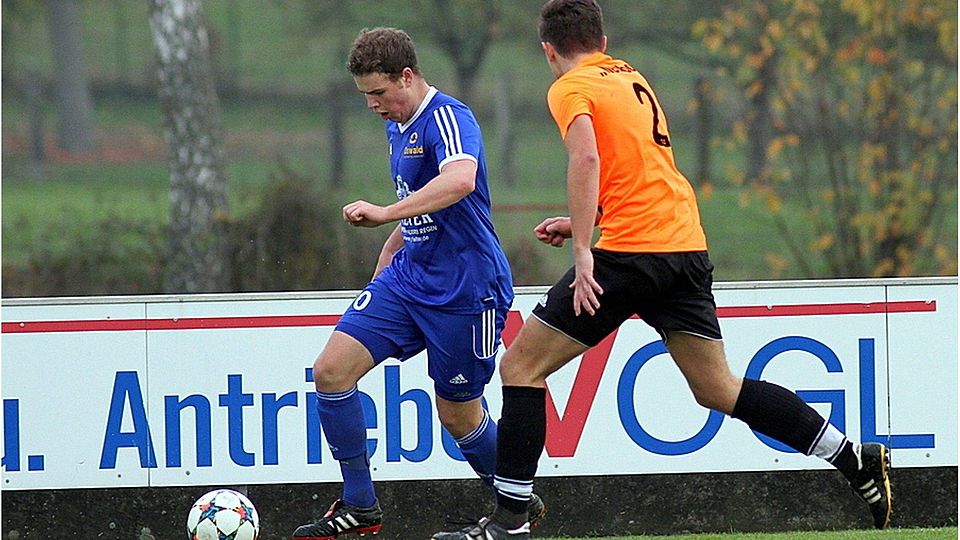 Tobias Artmann (am Ball, hier im Spiel in Neßlbach) entwickelt sich mit seinen 19 Jahren zum Leistungsträger beim TSV Regen. F: Enzesberger