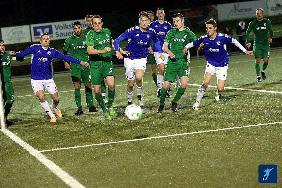 Die SG Holzen/Eisborn (blau) setzte sich dank eines Last-Minute-Treffers mit 2:1 gegen die SG Grevenstein/H.-A. durch. Die SG Holzen/Eisborn (blau) setzte sich dank eines Last-Minute-Treffers mit 2:1 gegen die SG Grevenstein/H.-A. durch.