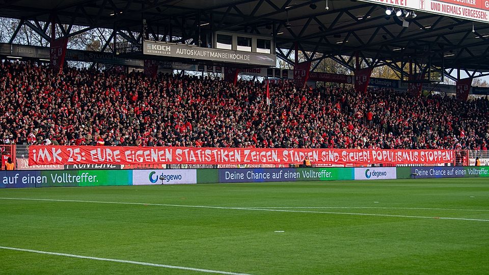 Schon am vergangenen Bundesliga-Spieltag wurde mittels Transparenten protestiert.