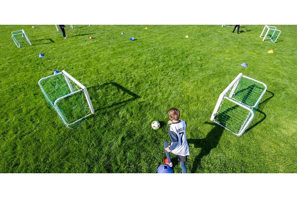  Alles neu macht der DFB. Die geplante Nachwuchsreform im Deutschen Fußball-Bund stößt auf teils heftige Kritik. Die Befürworter halten sie jedoch für überfällig. © Robert Michael/dpa 