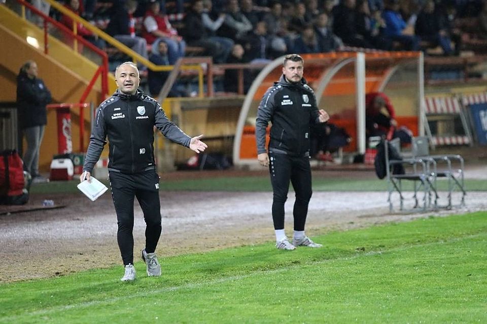 Mutlu Demir (vorne) nimmt mindestens noch für die nächsten beiden Spielzeiten Platz auf der Trainerbank des RSV Meinerzhagen.