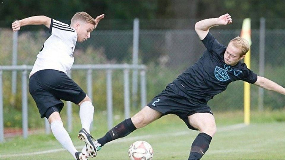 Patrick Wilpert (l.) von der SGM Warthausen/Birkenhard erzielte gegen Baustetten (hier Rico Mast) das entscheidende 1:0.  Foto: Volker Strohmaier