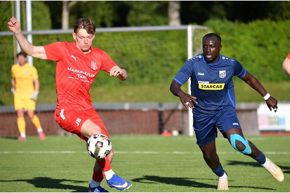 Im Mittelfeld begegnen sich beim 0:0-Unentschieden am Mittwochabend FFC-Spieler Juri Brenneisen (links) und Sevilon Mensah vom FC Waldkirch. 