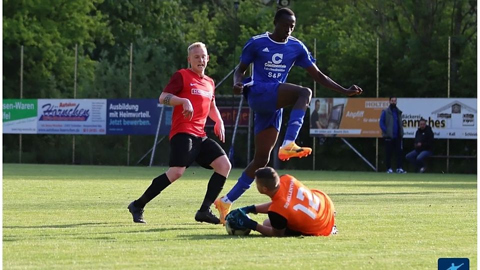 Der Weilerswister Stürmer Daouda Coulibaly Mitte scheiterte an SG Keeper Fabio  Züll Beobachter der Szene Dominik Fink