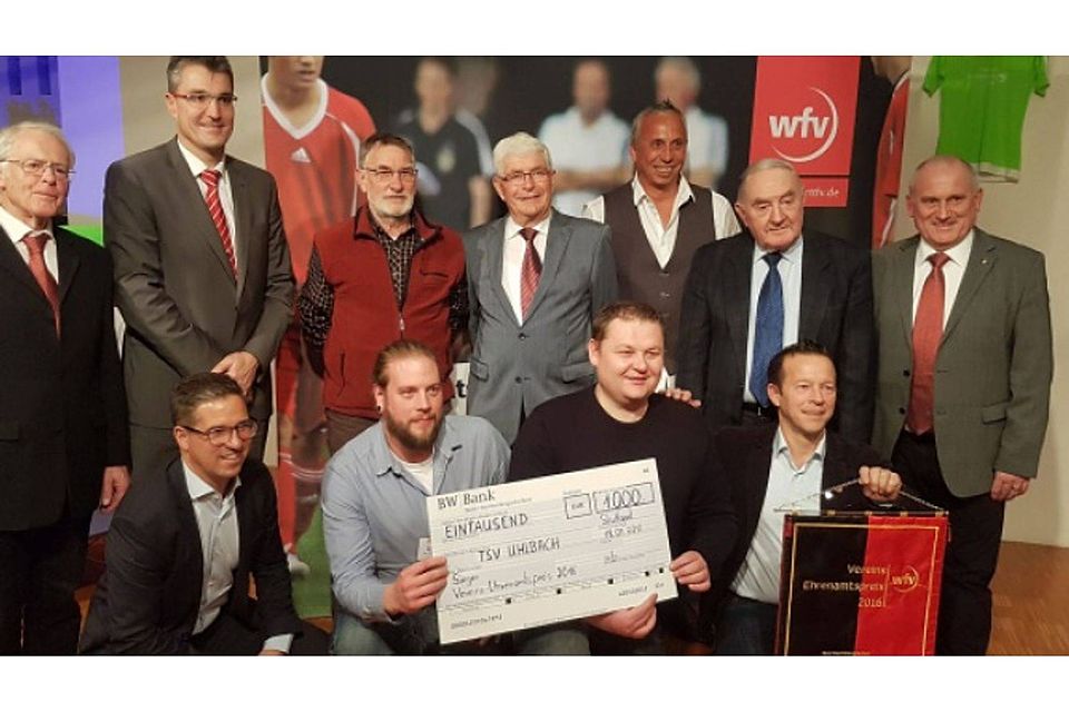 Die Verantwortlichen des TSV Uhlbach bei der Übergabe des Ehrenamtspreises des WFV. Foto: Bauer