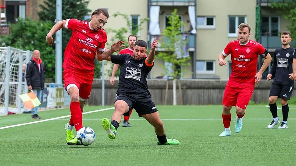 Akim Arndt vom FV Delkenheim versucht, sich gegen Germania-Spieler Hüseyin Asil zu behaupten. Die Waldsträßer hatten am Ende das bessere Ende für sich.	Foto: Jörg Halisch