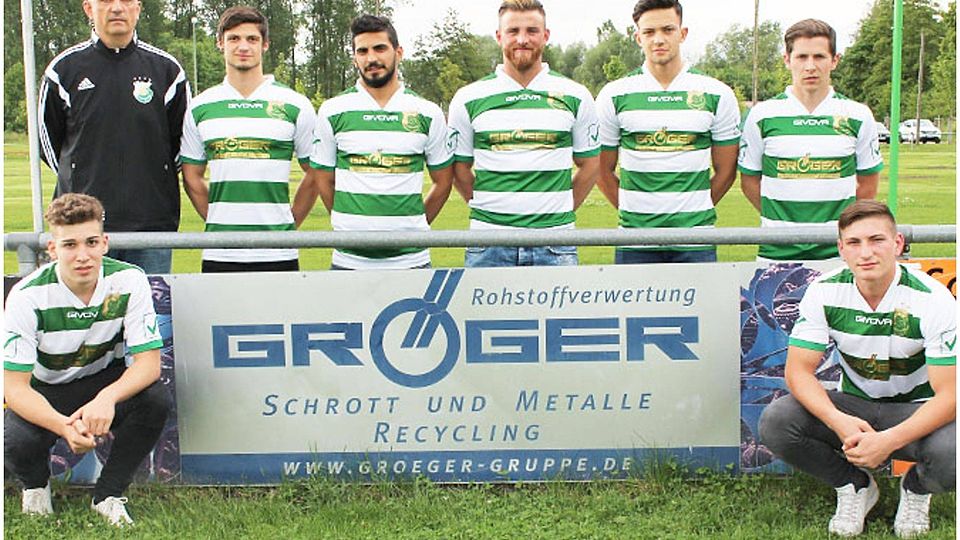 Trainer Siegfried Erben (hinten links) begrüßt neu im Kader (von links) Julian Chessa, Tayfun Yilmaz, Kushtrim Kadriu, Marko Götsch und Adrian Herciu, außerdem Tobias Pillmeier (vorne links) und Sandro Trapp (vorne rechts)	F.: Uli Anhofer
