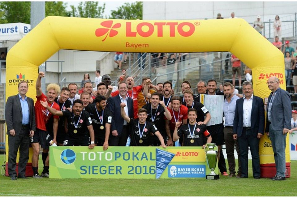 Das Objekt der Begierde: Die Würzburger Kickers sicherten sich durch einen Finalsieg gegen die SpVgg Unterhaching den Totopokal in der abgelaufenen Spielzeit 2015/16. Foto: Leifer