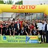 Das Objekt der Begierde: Die Würzburger Kickers sicherten sich durch einen Finalsieg gegen die SpVgg Unterhaching den Totopokal in der abgelaufenen Spielzeit 2015/16. Foto: Leifer