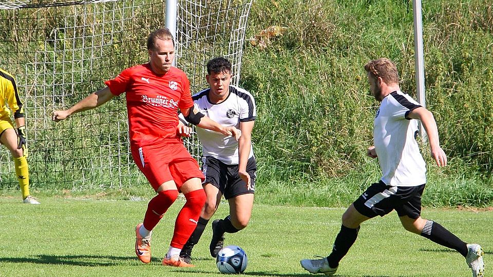 Wiederaufsteiger DJK Arnschwang um Tormaschine Lukas Riedl (in Rot) ist angekommen in der Bezirksliga und derzeit richtig gut drauf.