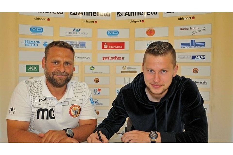 Markus Gaedke, sportlicher Leiter FCM und Dmitriy Pylypchuck bei der Vertragsunterzeichnung. cada